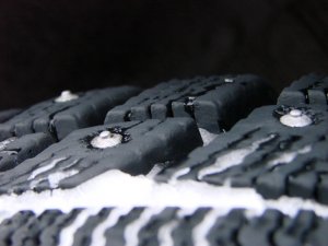 Какие шины выбрать для зимы: шипованные или нет?