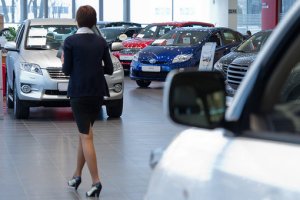 Уровень продаж новых автомобилей на российском рынке.
