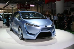 Концерн Toyota покажет серийную версию водородного седана