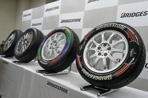Bridgestone показала свои первые шины с цветными боками