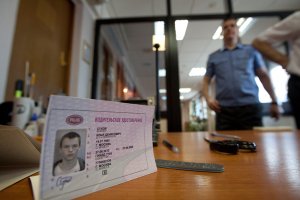 Иностранным водителям дали полгода на получение российских прав