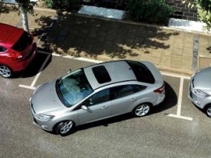 Как научиться парковать машину в замкнутом пространстве?