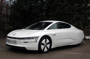 Компания Volkswagen продала первый сверхэкономичный гибридный автомобиль