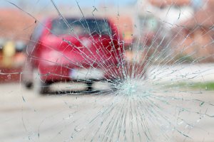 Что делать, если автомобильное стекло повреждено?